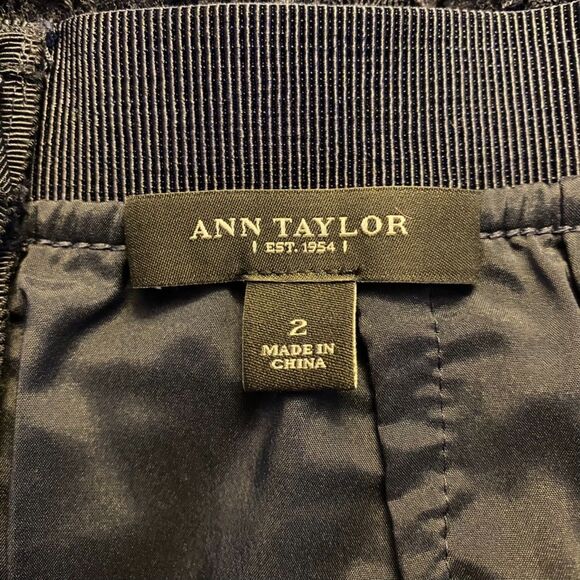 Ann Taylor Floral Embroidery Pencil Skirt Size 2 - Picture 4 of 5